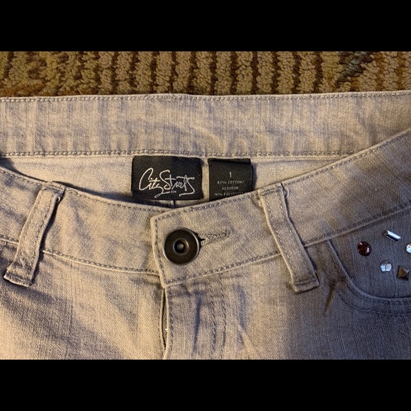 Light grey shorts with pocket embellishment - Picture 2 of 4